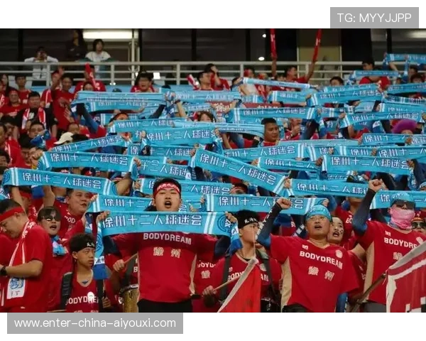 足球球迷穿婚纱为球队加油