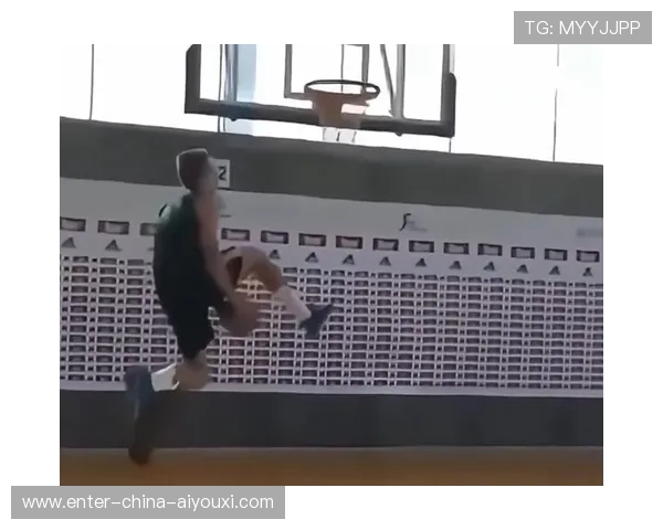 NBA后卫胯下迷踪突破：打破防线的迷幻魔术